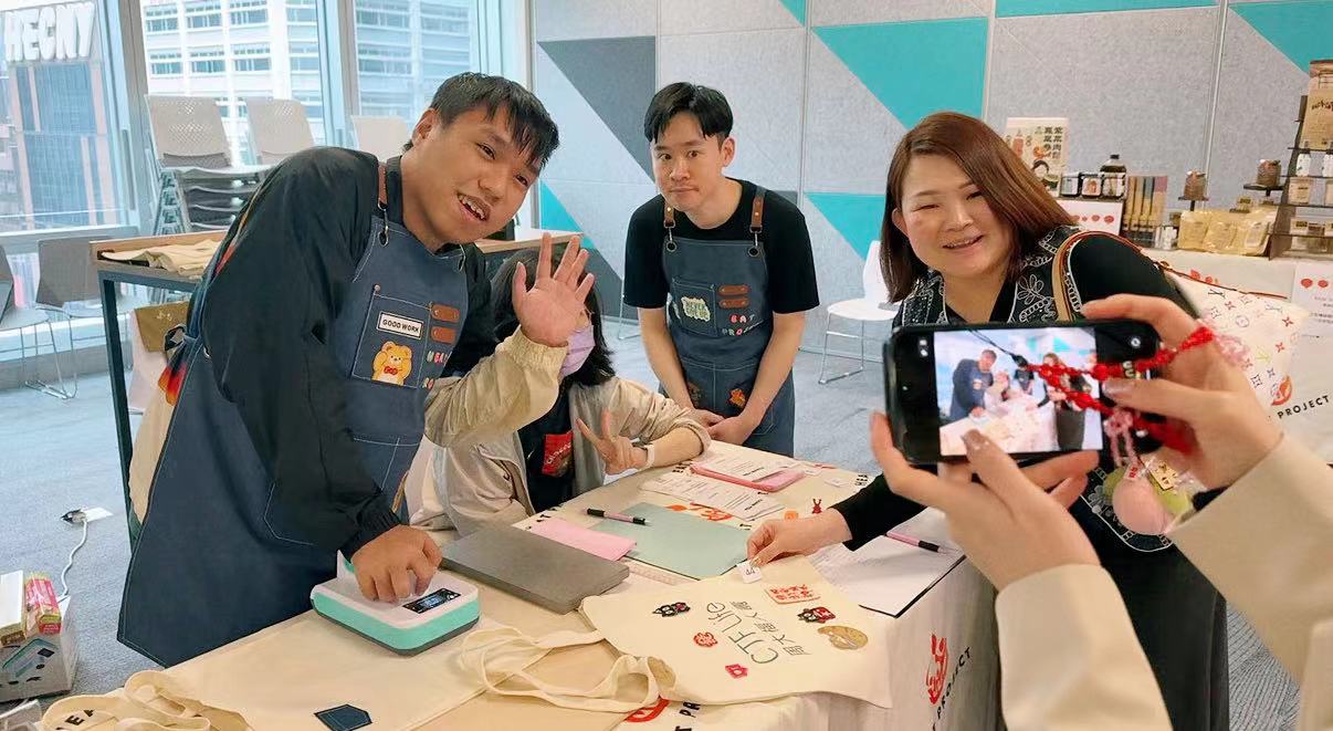 企業員工參與 HEAT 社企市集及燙印互動