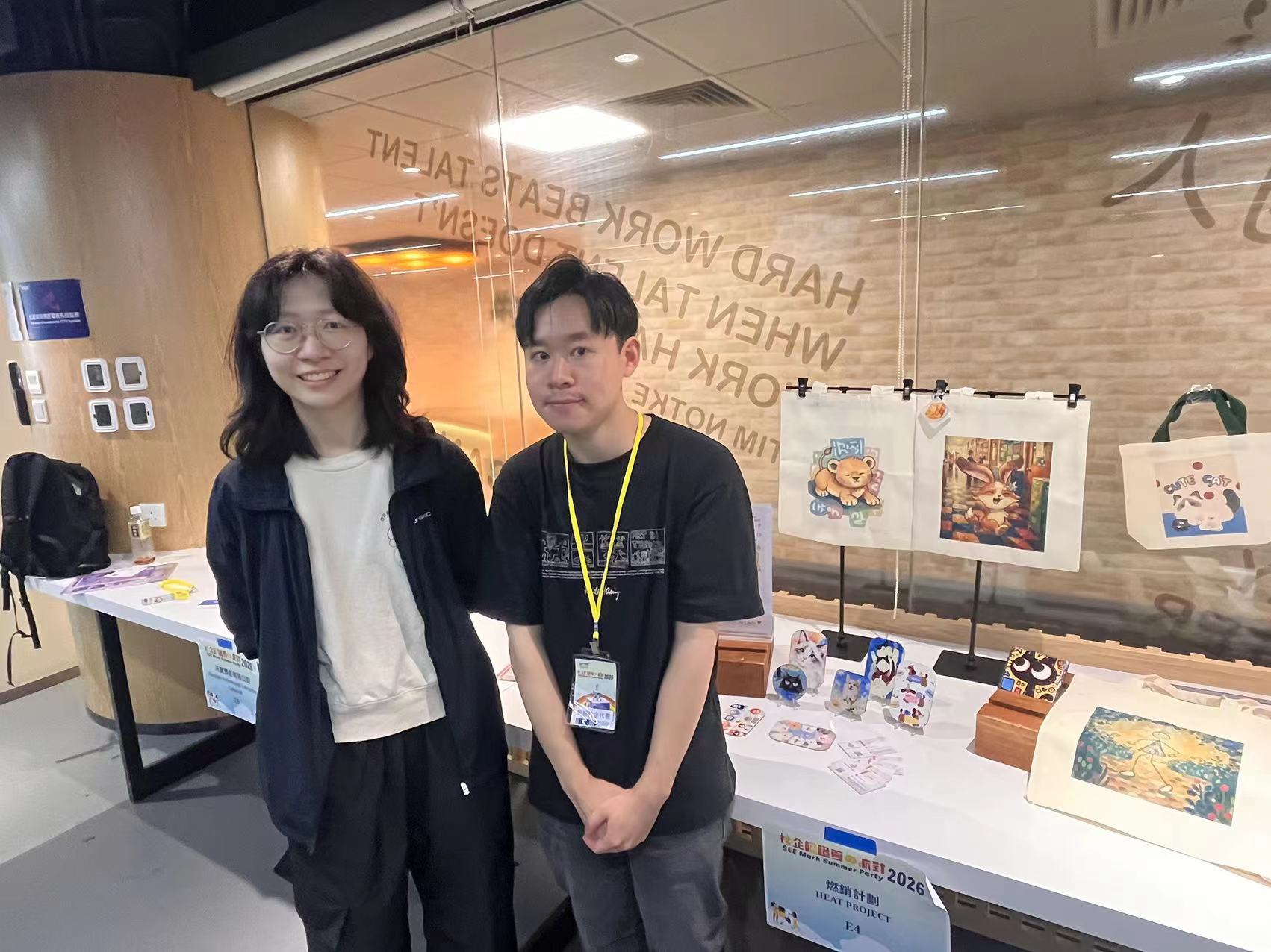 青年在社企市集攤位擔任互動與支援角色