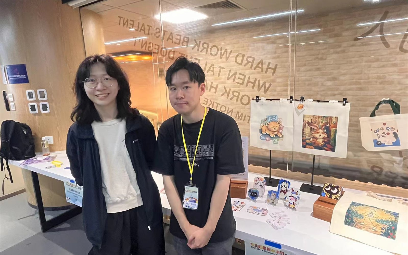 青年在活動後展示共創作品